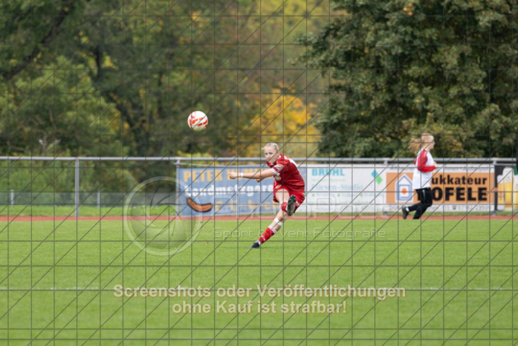 20251012_144633_1309 | #,1.FC Donzdorf (schwarz) vs. VfB Stuttgart II (rot), Fussball, Frauen-Verbandsliga Württemberg, 05. Spieltag, Saison 2025/2026, Rasenplatz Lautertal Stadion, Süßener Straße 16, 73072 Donzdorf, 12.10.2025 - 13:00 Uhr,Foto: PhotoPeet-Sportfotografie/Peter Harich