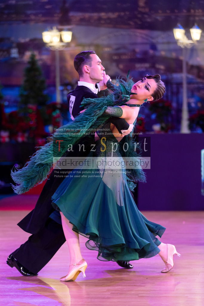 20241215_WDSF_Int_Open_Std-Riga-8728 | Tanzsportbilder, Standardtanz, Lateintanz, WDSF, DTV, LTVB, dancecomp, goc, hessen tanzt, blaues band der spree, walzer, tango, wiener walzer, slowfox, quickstepp, samba, rumba, cha-cha-cha, paso doble. jive, hd-kroft photography, turniertanzsport