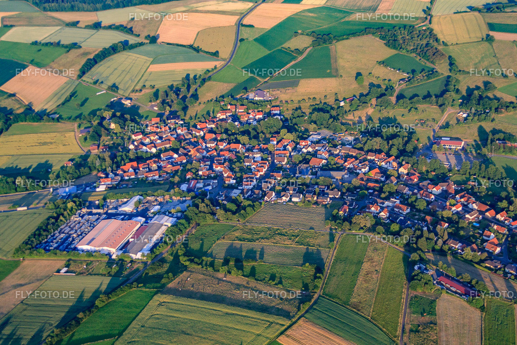 Dorfansicht aus Nordwesten mit Automobilwerk GbR https://home.mobile.de/AUTOMOBILWERKBRUCHKOEBEL#ses | Luftbild: Dorfansicht aus Nordwesten mit Automobilwerk GbR https://home.mobile.de/AUTOMOBILWERKBRUCHKOEBEL#ses im Ortsteil Wolferborn in Büdingen im Bundesland Hessen in Deutschland. Foto: IMG_68645.jpg vom 21.06.2014 durch Werner Riehm/FLY-FOTO.de - Realisiert mit Pictrs.com