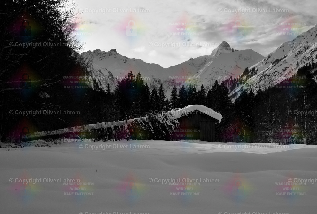 Nach einen Schneesturm in den Alpen | Nach einem Schneesturm ist eine Tanne auf eine kleine Berghütte gestürzt und im Hintergrund sind die Berggipfel der Alpen zu sehen.