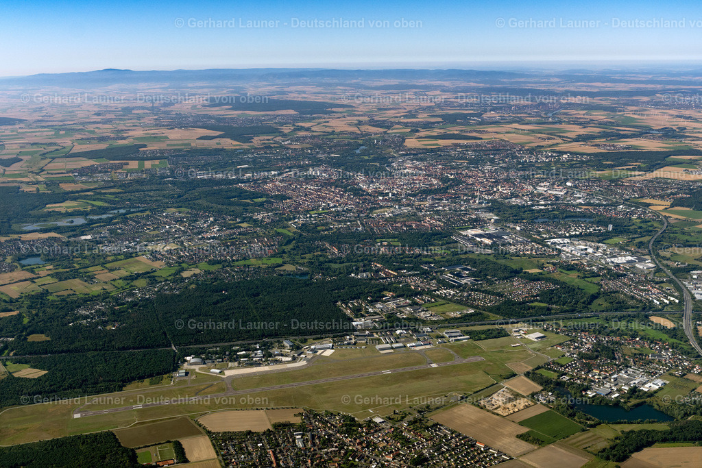 4034880 | BRAUNSCHWEIG 31.07.2020 Start- und Landebahnen mit Rollwegen Hangaranlagen und Terminals auf dem Gelände des Flughafen Braunschweig-Wolfsburg in Braunschweig im Bundesland Niedersachsen, Deutschland. Weiterführende Informationen bei: Flughafen Braunschweig-Wolfsburg GmbH. // Runway with hangar taxiways and terminals on the grounds of the airport Braunschweig-Wolfsburg in Brunswick in the state Lower Saxony, Germany. Further information at: Flughafen Braunschweig-Wolfsburg GmbH. Foto: Gerhard Launer