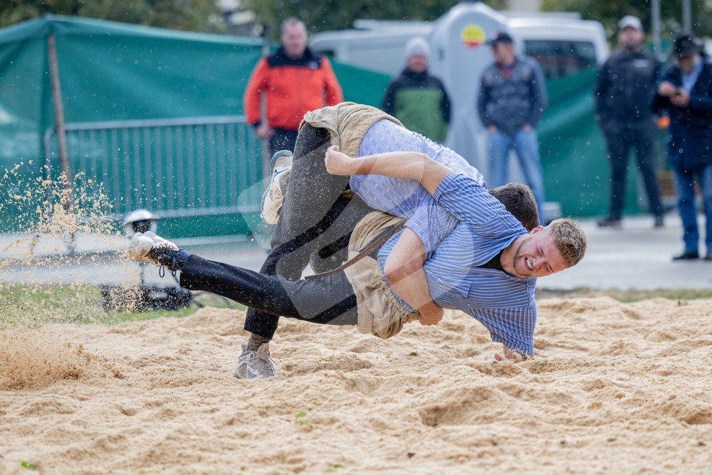 Unteriberg2025_2720 | Die Schwinger des Schwyzer Kantonalen Schwingerverbandes: Fotos, die Dynamik und Leidenschaft festhalten, sowie emotionale Momente aus dem traditionellen Schwingsport zeigen. - Realisiert mit Pictrs.com