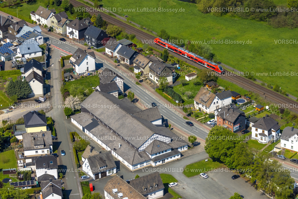 Bestwig230501127 | Luftbild, Schützenhalle Velmede, S-Bahn, Bestwig, Sauerland, Nordrhein-Westfalen, Deutschland