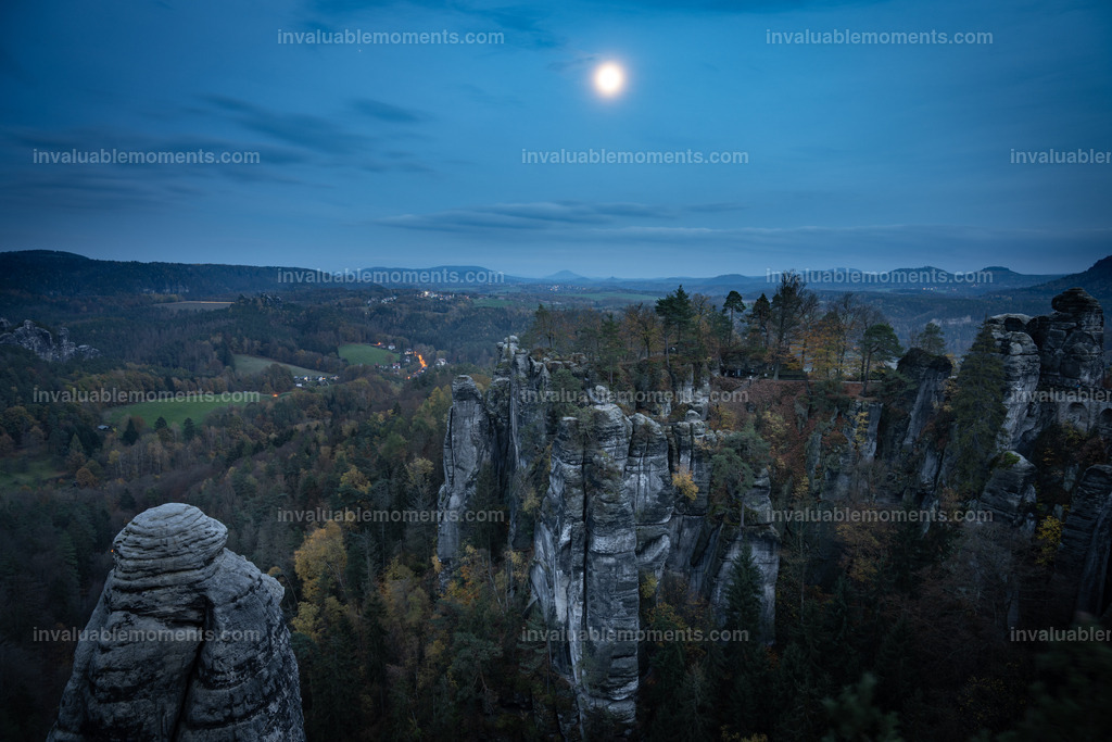 Bastei im Mondschein | invaluablemoments.com - Realisiert mit Pictrs.com