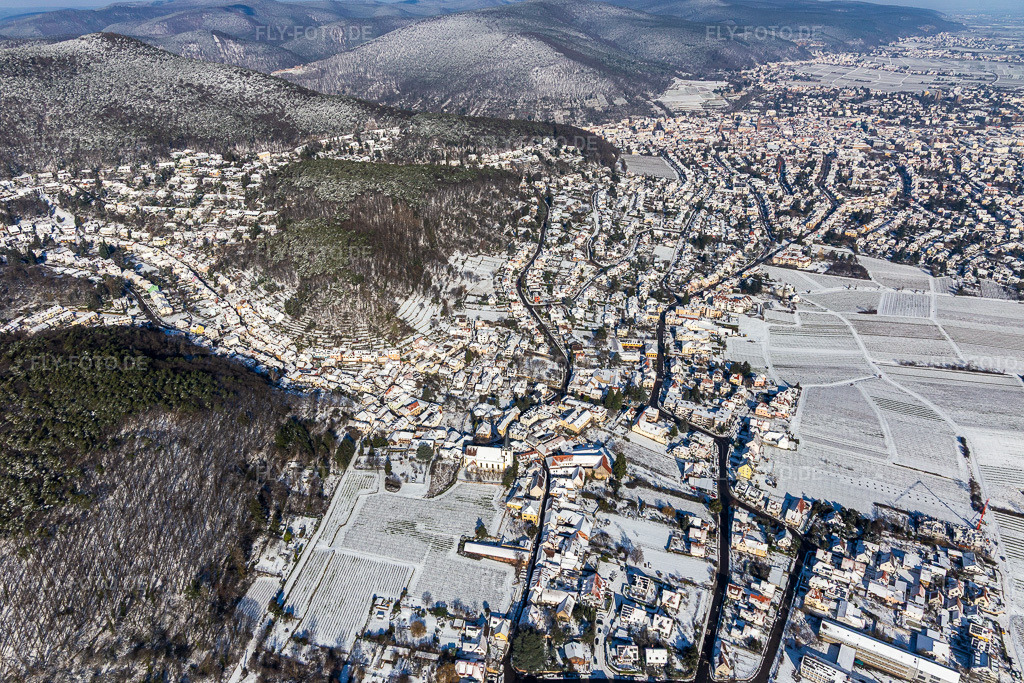 Luftbild: Winterluftbild im Schnee im Ortsteil Hambach an der Weinstraße in Neustadt im Bundesland Rheinland-Pfalz in Deutschland. Foto: IMG_124604.jpg vom 11.02.2021 durch Werner Riehm/FLY-FOTO.de