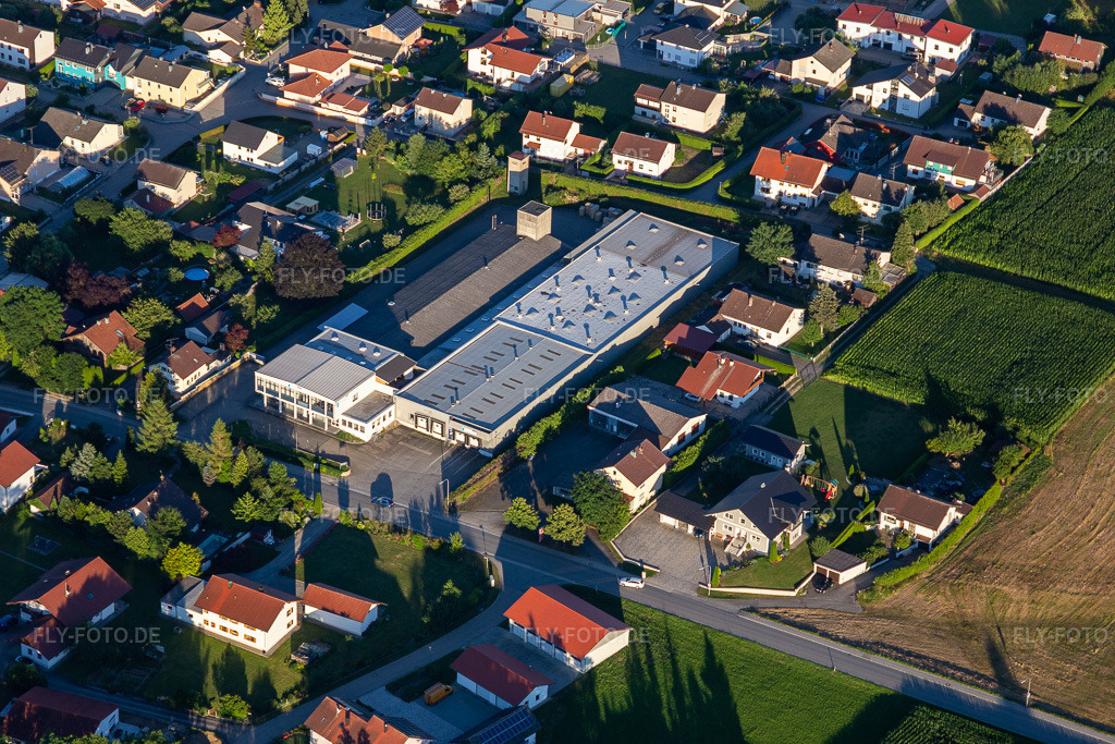 Luftbild: FF Systembau GmbH in Münchsdorf im Ortsteil Münchsdorf in Roßbach im Bundesland Bayern in Deutschland. – Foto: IMG_132872.jpg vom 02.07.2022 durch Werner Riehm/FLY-FOTO.de – Auflösung des Originals: 5472 x 3648 px – Revisionsklappe für Decke, Wand und Boden - FF Systems | FFSYSTEMS – -