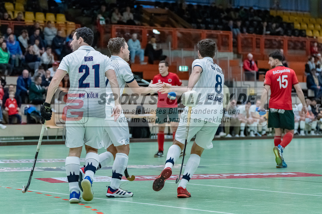 HK_20231216_107411 | 1. Bundesliga Herren  Crefelder HTC - Blau Weiß Köln am 16.12.2023 Sporthalle Glockenspitz, Krefeld , Sebastian Behr ( Blau Weiß Köln #21 ) , Joshua Delarber ( Blau Weiß Köln #8 )