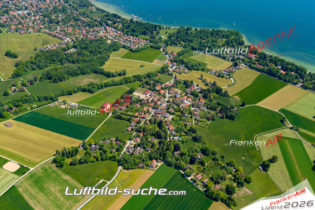 Aktuelles Luftbild von Holzhausen utting-am-ammersee - Die Luftaufnahme wurde 2021 mittels UL-Flugzeug erstellt ( keine Drohne ) - hochauflösende Kamera-Systeme von  Canon -Beste Qualität - Für grossformatige Ausdrucke geeignet. Die Geschenkidee !