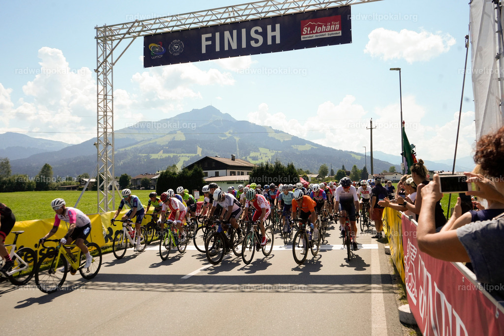 390_20230817_Bewerb_Maenner_Muehlanger | AUT - OESTERREICH, 2023-08-16: SPORT RENNRAD-FAHREN - 55. INTERNATIONALER RADWELTPOKAL IN ST. JOHANN IN TIROL  - Vintage-Radrennen mit WM-Bronze-Medaillen-Siegerin Christina Schweinberger, den Teilnehmer und Alexander Baumann (vom Orginastions-Team) - TAG 2 BEWERB MAENNER IN SECHS GRUPPEN  ; Foto: Roland Muehlanger