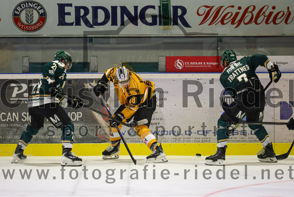 2025-08-22_142_TSV_Erding_gegen_EV_Fuessen | Erding, Deutschland, 22.08.2025:Eishockey, Oberliga Süd 2025 / 2026, Testspiel, TSV Erding gegen EV Füssen, Endergebnis: 1:4Erik Modlmayr (Erding Gladiators, #21), Matyas Stransky (EV Füssen, #88), Louis Trattner (Erding Gladiators, #7)Foto: Christian Riedel / fotografie-riedel.net