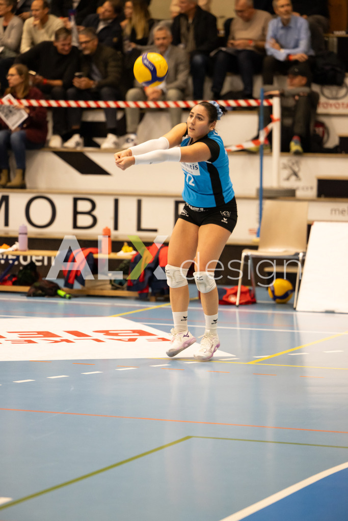 Volleyball I Frauen I Saison 2025-2026 I CEV Volleyball Challenge Cup 2026 | Women I 16th Finals I VC Kanti Schaffhausen - TJ Ostrava I 03.12.2025 | VC Kanti Schaffhausen - 12 Isabella Loffreda (CH) – Libera - Realisiert mit Pictrs.com