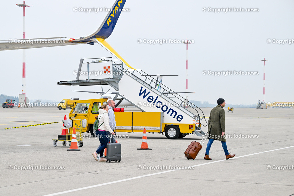 Linz Airport - Comeback Ryanair_ 08.11.2024-19 | 08.11.2024, Linz Hoersching, AUT, Linz Airport - Comeback Ryanair, im Bild Passagiere des Ryan Air Fluges am Flughafen Linz 