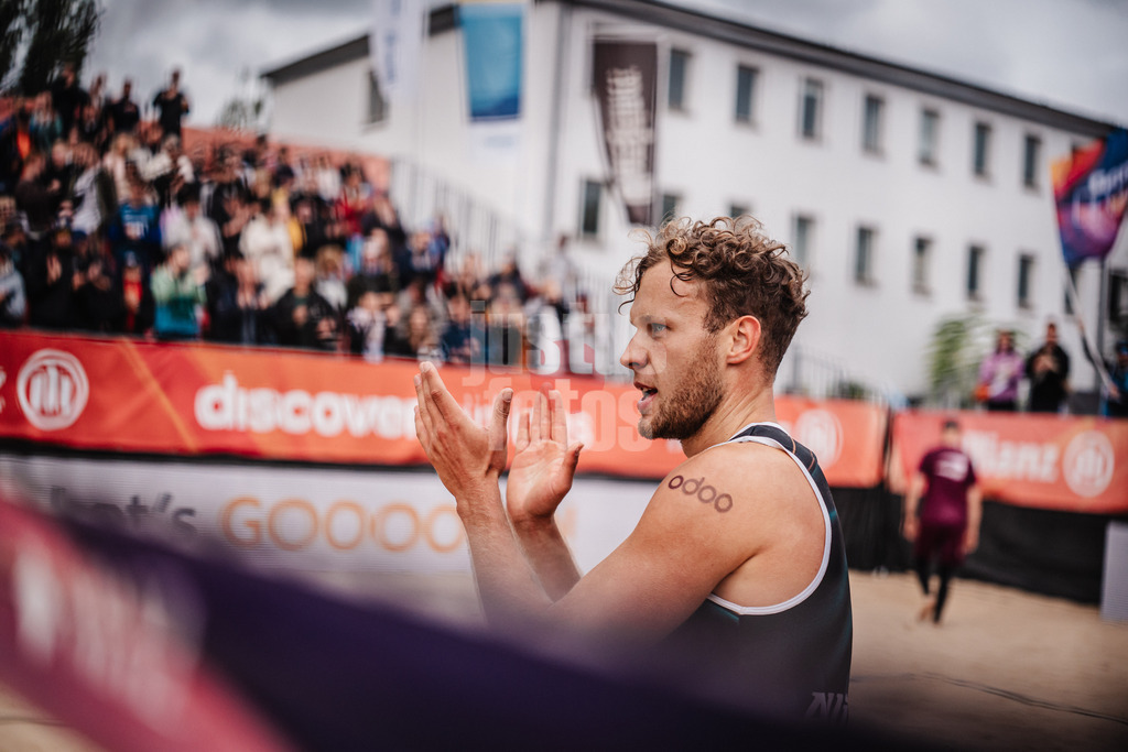 Beachvolleyball | Männer | Allianz German Beach Tour 2025 | Tourstop Berlin | 23.08.2025 | Eric Stadie-Seeber applaudiert den Fans