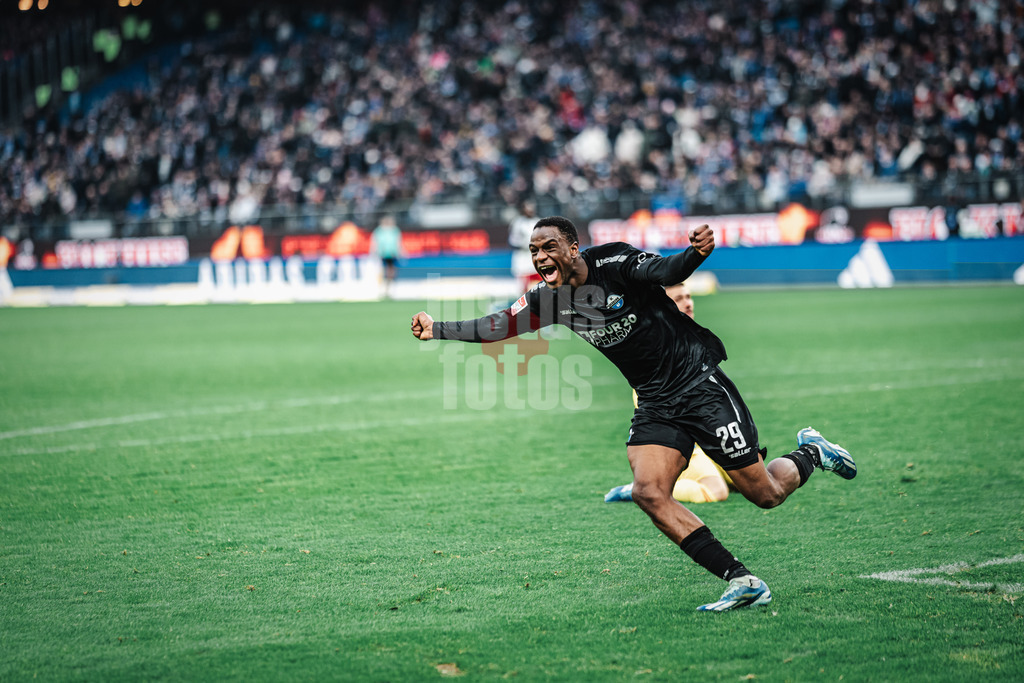 Fußball | Männer | Saison 2023/2024 | 2. Fußball-Bundesliga | 16. Spieltag | Hamburger SV vs. SC Paderborn 07 | 09.12.2023 | Ilyas Ansah (#29, SC Paderborn 07) trifft zum 2:1 Tor und jubelt