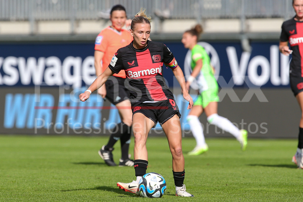 Fussball, Google Pixel Frauen-Bundesliga, VfL Wolfsburg - Bayer 04 Leverkusen | v.li.: Elisa Senß (Senss, Bayer 04 Leverkusen, 6) am Ball, Einzelbild, Ganzkörper, Aktion, Action, Spielszene, DIE DFB-RICHTLINIEN UNTERSAGEN JEGLICHE NUTZUNG VON FOTOS ALS SEQUENZBILDER UND/ODER VIDEOÄHNLICHE FOTOSTRECKEN. DFB REGULATIONS PROHIBIT ANY USE OF PHOTOGRAPHS AS IMAGE SEQUENCES AND/OR QUASI-VIDEO.