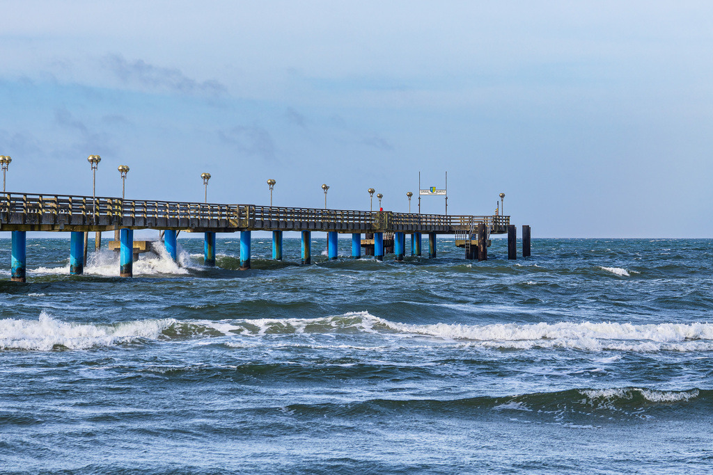 Seebrücke an der Küste der Ostsee in Graal Müritz | Seebrücke an der Küste der Ostsee in Graal Müritz.