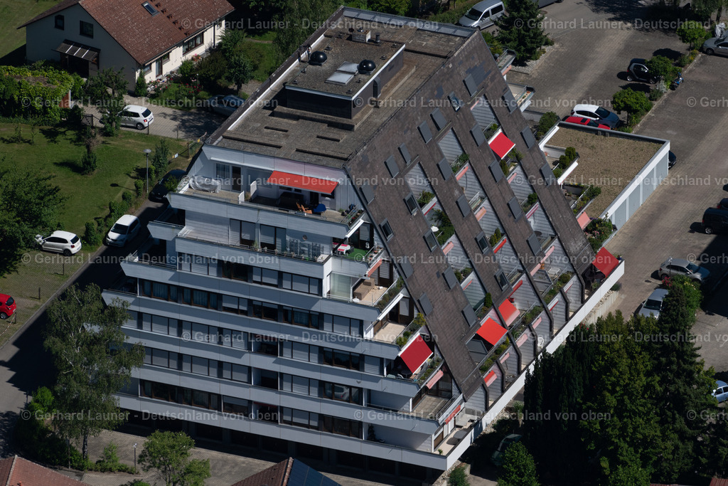 4031864 | MEERSBURG 12.06.2020 Wohngebiet der Mehrfamilienhaussiedlung mit trapezförmigen Gebäuden an der Kronenstraße in Meersburg am Bodensee im Bundesland Baden-Württemberg, Deutschland. // Residential area of the multi-family house settlement with trapezoidal buildings on street Kronenstrasse in Meersburg at Bodensee in the state Baden-Wuerttemberg, Germany. Foto: Gerhard Launer