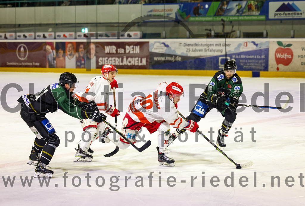 2023-03-10_038_TSV_Erding_gegen_TEV_Miesbach | Erding, Deutschland, 10.03.2023:
Eishockey, Bayernliga Playoffs 2022 / 2023, Halbfinale, TSV Erding gegen TEV Miesbach, Endergebnis: 2:0

Roni Rukajärvi (Erding Gladiators, #61), Michael Grabmaier (TEV Miesbach, #10), Michael Trox (Erding Gladiators, #86)

Foto: Christian Riedel / fotografie-riedel.net