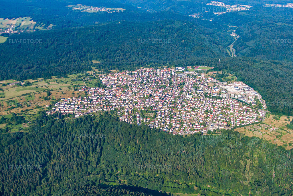 Luftbild: Ortsansicht der Straßen und Häuser der Wohngebiete im Ortsteil Büchenbronn in Pforzheim im Bundesland Baden-Württemberg in Deutschland. Foto: IMG_69972.jpg vom 06.07.2014 durch Werner Riehm/FLY-FOTO.de