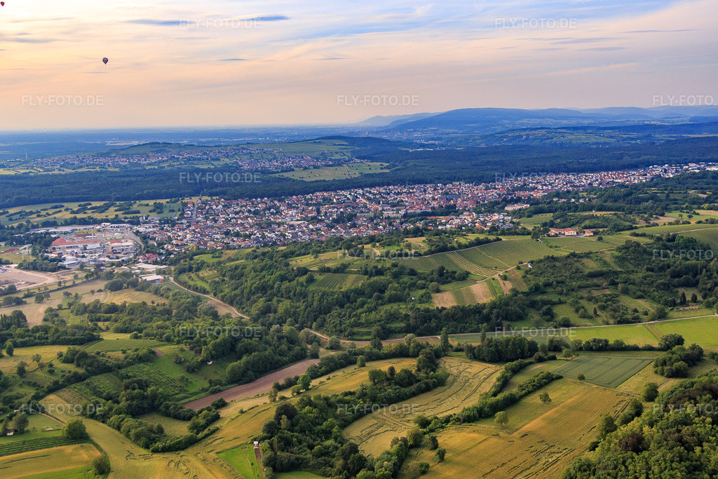 Luftbild: Weinlage Östringer Hummelberg in Östringen im Bundesland Baden-Württemberg in Deutschland. Foto: IMG_089358.jpg vom 10.06.2016 durch Werner Riehm/FLY-FOTO.de