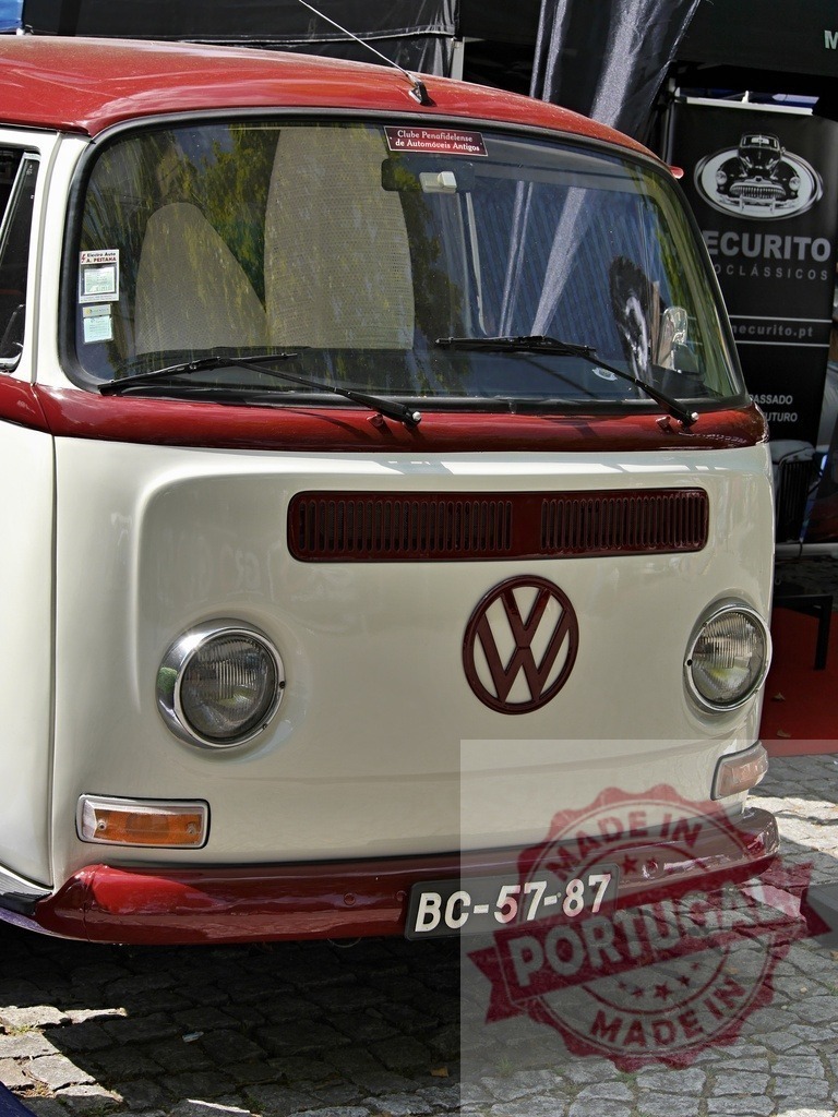 Volkswagen T2 camper van at classic car show | Front view of an iconic red and white Volkswagen T2 at an outdoor event - Realisiert mit Pictrs.com