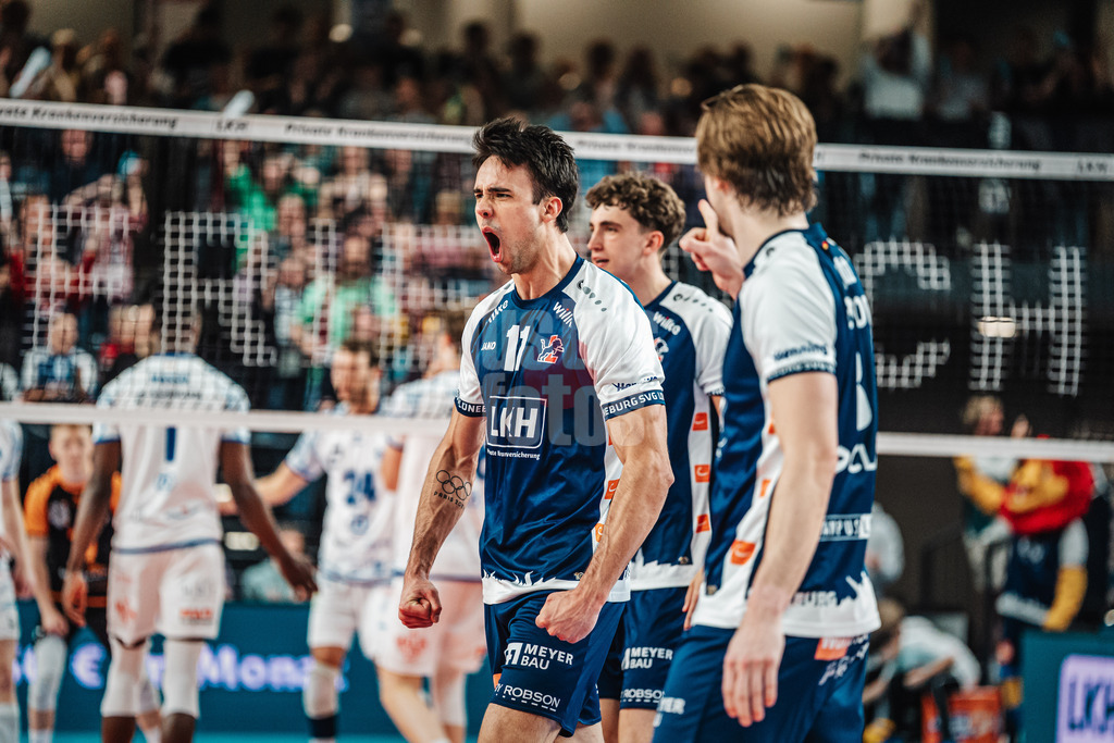 Volleyball | Herren | Saison 2024/2025 | 1. Volleyball Bundesliga Männer | Halbfinale | SVG Lüneburg vs. VfB Friedrichshafen | 19.04.2025 | Xander Wolf Wassenaar Ketrzynski (#11, SVG Lüneburg) jubelt nach dem Satzgewinn