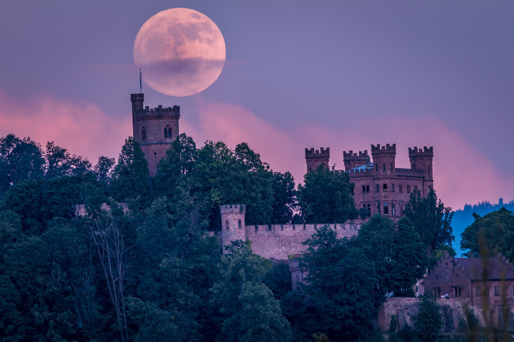 Der BURGMOND | Vollmond über dem Ortenberger Schloß - Realisiert mit Pictrs.com