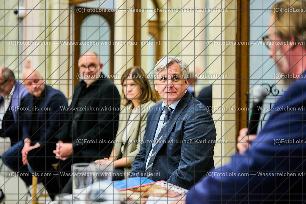 ALP6423_TdBerufsfotografie_Diskussion KI_Aurednik Michael | (C)FotoLois.com, Alois Spandl, Tage der NÖ Berufsfotografie in Baden, Posiumsdiskussion um die Künstliche Inteligenz in der Fotografie im Arnulf Rainer Museum Baden mit Gisela Kayser (Kuratorin und ehemalige künstlerische Leiterin und GF des Freundeskreis Willy-Brandt-Haus Berlin) Peter-Matthias Gaede (Journalist, ehem. Chefredakteur GEO), Michael Schnabl (Berufsfotograf in Graz, KI-Künstler), Christoph Künne (Docma), Michaela Habinger (Berufsfotografin NÖ), Michael Aurednik (Rechtsanwalt der NÖ Berufsfotografie), Christian Schörg (Landesinnungsmeister NÖ), Fr 6. Oktober 2023.