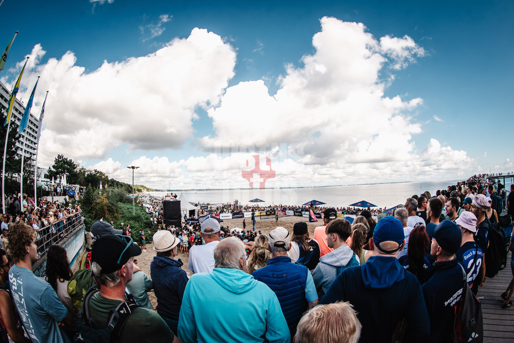Beachvolleyball | Männer | Deutsche Meisterschaften 2025 Timmendorfer Strand | 06.09.2025 | Die volle Seebrücke hinter dem Nebencourt Sidecourt Zwei