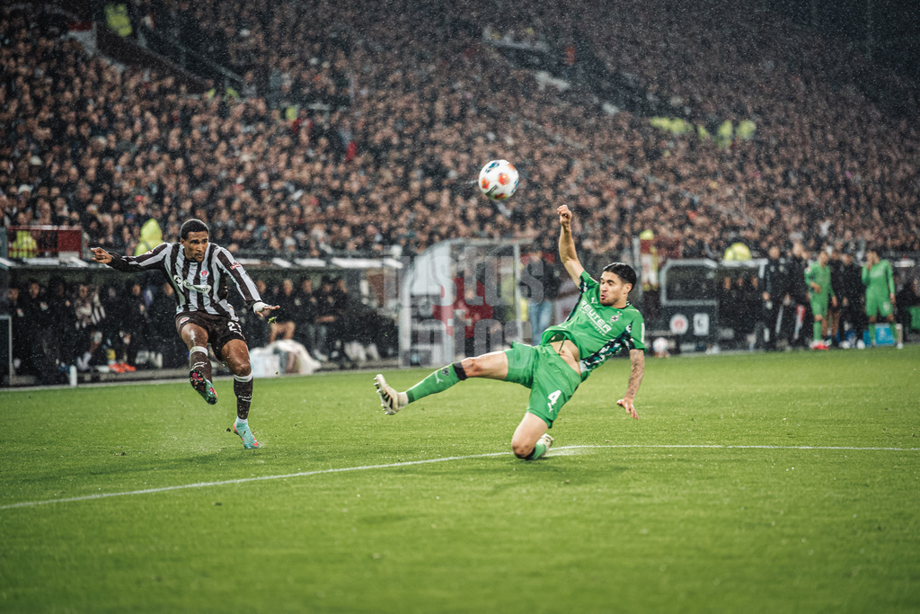 Fußball | Männer | Saison 2025/2026  | Fußball-Bundesliga | 09. Spieltag | FC St. Pauli vs. Borussia Mönchengladbach | 01.11.2025 | v.l. Andreas Hountondji (#27, FC St. Pauli) und Kevin Diks (#4, Borussia Mönchengladbach)