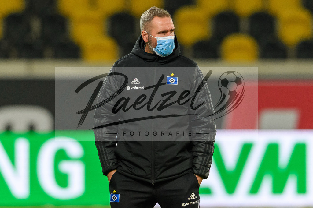 SGDHSV20220114_83 | Fussball, Herren: Trainer Tim Walter (Hamburger SV) schaut bei dem Spiel der 2. Bundesliga zwischen SG Dynamo Dresden und Hamburger SV im Rudolf-Harbig-Stadion am 14.01.2022 in Dresden, Deutschland.DFB / DFL REGULATIONS PROHIBIT ANY USE OF PHOTOGRAPHS AS IMAGE SEQUENCES AND/OR QUASI-VIDEO. - Realisiert mit Pictrs.com