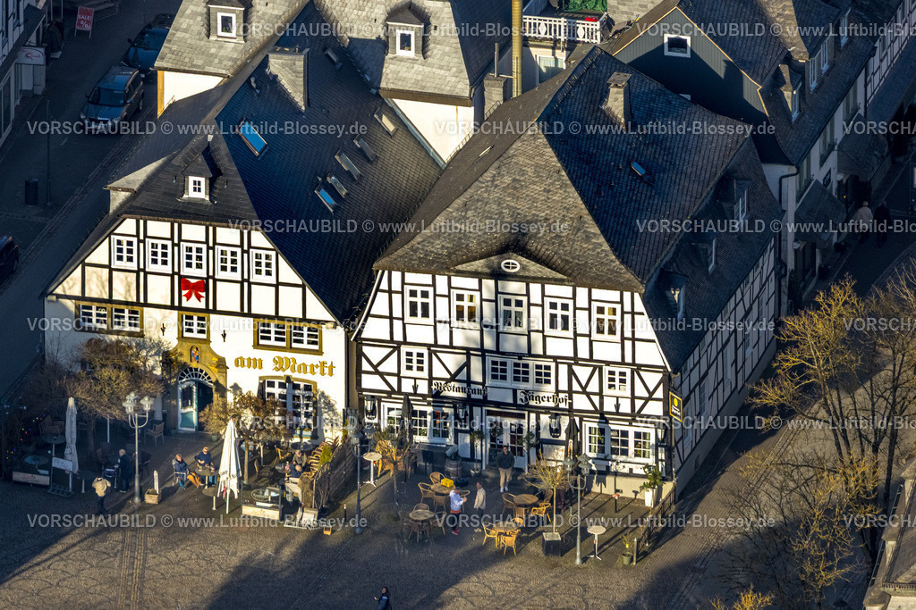 Brilon260104591 | Luftbild, Fachwerkhäuser Gastronomie am Marktplatz mit Cafe am Markt und Restaurant Jägerhof, Außengastronomie, Brilon, Sauerland, Nordrhein-Westfalen, Deutschland