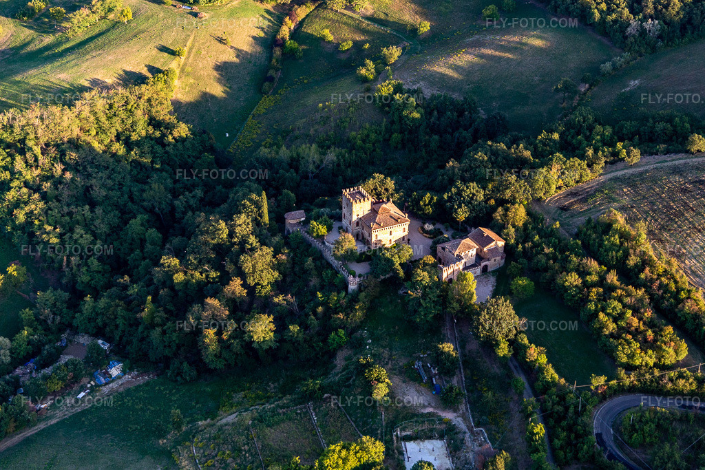 Aerial view: Castello della Torricella in Scandiano in the state Reggio Emilia, Italy.Photo: IMG_134688.jpg taken on 09/19/2022 by Werner Riehm/FLY-FOTO.comResolution of the original: 5074 x 3383 pxTurismo Reggiano - Portale turistico del comune di Reggio Emilia