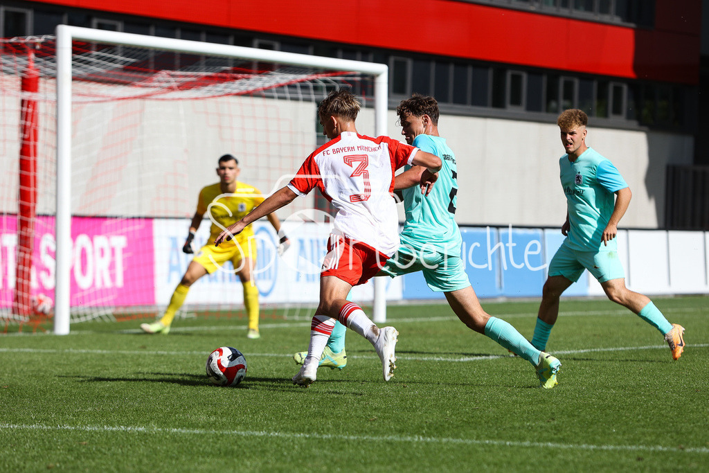 FC Bayern Muenchen U19 - TSV 1860 Muenchen U19 | Maximilian HENNIG (FCB #3) im duell mit Lukas REICH (TSV #2)