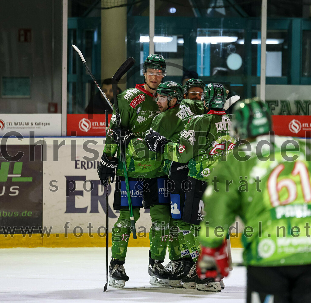 2023-12-17_113_TSV_Erding_gegen_ESC_Kempten | Erding, Deutschland, 17.12.2023:
Eishockey, Bayernliga Vorrunde 2023 / 2024, 18. Spieltag, TSV Erding gegen ESC Kempten, Endergebnis: 5:1

Elia Ostwald (Erding Gladiators, #17), Philipp Michl (Erding Gladiators, #77)

Foto: Christian Riedel / fotografie-riedel.net
