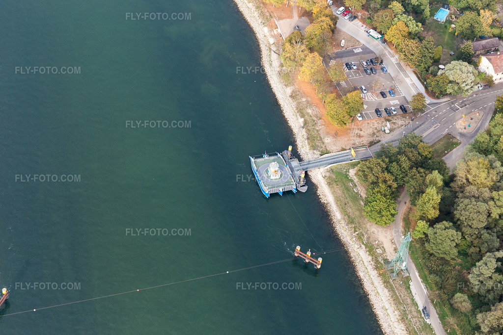 Aerial view: Plittersdorf: Solar ferry across the Rhine in Seltz in the state Bas-Rhin, France. – Photo: IMG_112039.jpg taken on 10/11/2018 by Werner Riehm/FLY-FOTO.com – Resolution of the original: 5472 x 3648 px
