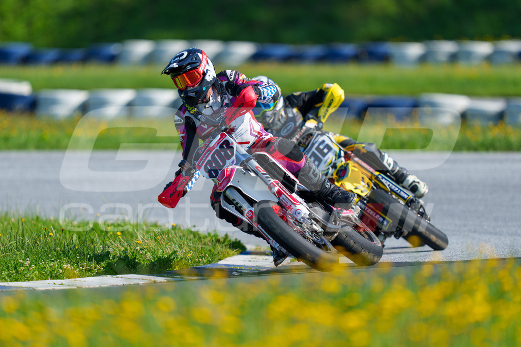 SuperMoto_Staatsmeisterschaft_Greinbach_142 | GRIPcapture steht für authentische Sportfotografie in Österreich – für Momente, die mehr sind als Geschwindigkeit oder Ergebnis. Es geht um Emotion, Spannung, Fokus und den Augenblick, der oft nur einen Wimpernschlag dauert.Ob Motorsport, Teamsport oder 