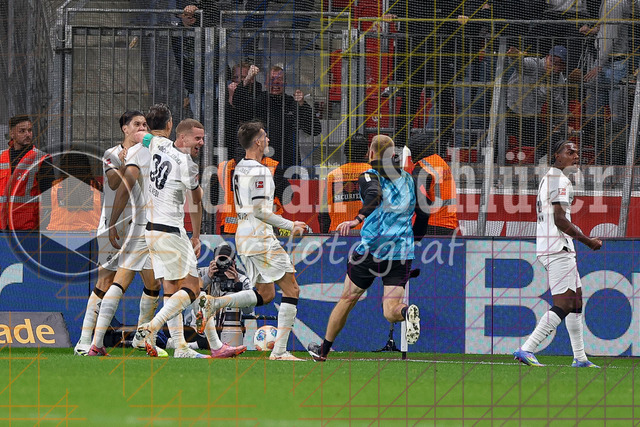 Bayer 04 Leverkusen vs Borussia Mönchengladbach - Bundesliga  | Leverkusen, Deutschland, 21.09.25:   Haris Tabakovic (Borussia Mönchengladbach) Torjubel, jubelt mit seiner Mannschaft nach dem Treffer zum 1:1 waehrend des Spiels der Bundesliga zwischen  Bayer 04 Leverkusen vs Borussia Mönchengladbach in der BayArena(Foto von Brauer-Fotoagentur / Adrian Schlueter)