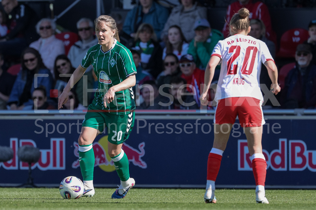 Fussball, Google Pixel Frauen-Bundesliga, RB Leipzig - SV Werder Bremen | v.li.: Lena Petermann (SV Werder Bremen, 20) und Victoria Krug (RB Leipzig, 20) im Zweikampf, Duell, Dynamik, Aktion, Action, Spielszene, DIE DFB-RICHTLINIEN UNTERSAGEN JEGLICHE NUTZUNG VON FOTOS ALS SEQUENZBILDER UND/ODER VIDEOÄHNLICHE FOTOSTRECKEN. DFB REGULATIONS PROHIBIT ANY USE OF PHOTOGRAPHS AS IMAGE SEQUENCES AND/OR QUASI-VIDEO.