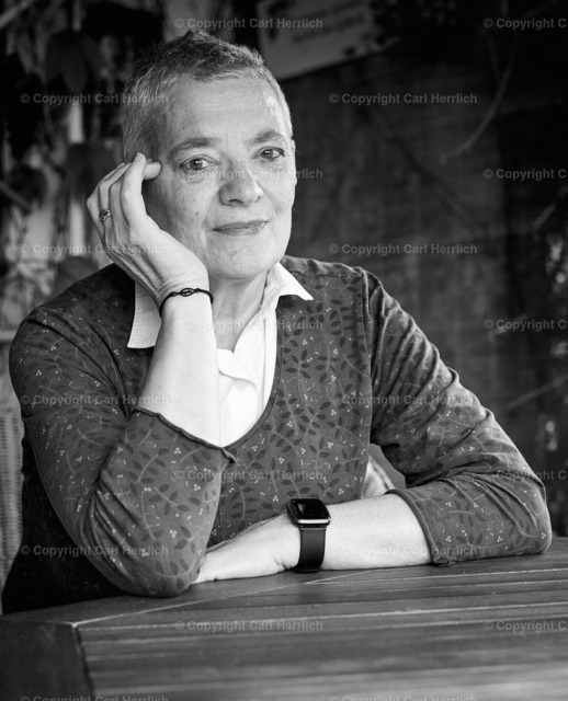 Marion Kulinna | Die Schriftstellerin M. Kulinna in der Gartenlaube  ihrer Freundin. Sie brauchte für ihren Erstlingsroman Portraitfotos für die Promotion - Realisiert mit Pictrs.com