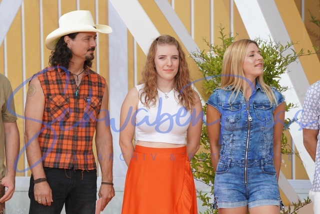 DSC00877 | Johanna Mross mit Stiefvater Lanny Lanner, Stefanie Hertel - Immer wieder sonntags, Folge 11
Stimmung und Emotionen bei der vorletzten Sendung, vor etwa 2500 Besuchrn. 
Deutschland, Rust, Europapark, 28.08.2022