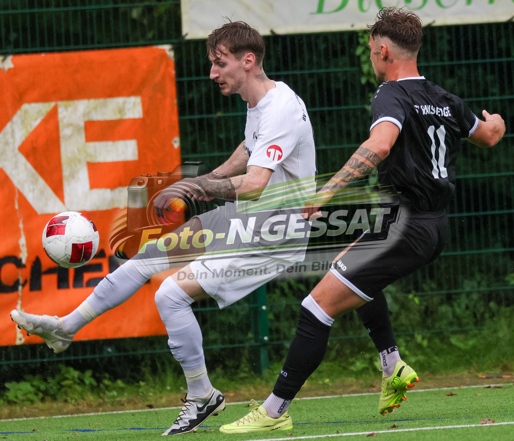 BV Stift Quernheim - SV Hausberge | Auf dem Bild zu sehen: weiß BV Stift Quernheim: Patrick Höke ; schwarz SV Hausberge: Rick Hünhold BV Stift Quernheim, SV Hausberge, Saison 26/27, Bezirksliga, Stift Quernheim, Deutschland - Realisiert mit Pictrs.com