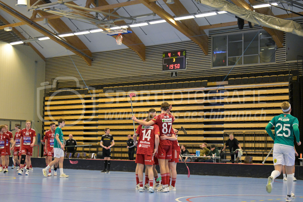Lillan IBK vs Strängnäs IBK - 17. März 2024 | Lillan IBK vs Strängnäs IBK
Idrottshuset Örebro, Arenahallen, Örebro
Viktor Seth (#87 Strängnäs IBK) scores the 4:5 and celebrates with Andreas Wisen (#14 Strängnäs IBK).
Bild: Sportfotografie Markus Aeschimann | www.markus-aeschimann.ch - Realisiert mit Pictrs.com