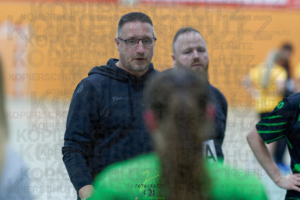 Frauen Oberliga Mitte (HHV); HSG Kleenheim/Langgöns II - HSG Eibelshausen/Ewersbach | Frauen Oberliga Mitte (HHV); HSG Kleenheim/Langgöns II - HSG Eibelshausen/Ewersbach am 01.11.2025 in Oberkleen (Weidig-Halle)Photo © 2025 - Jörg Heinrich - Realisiert mit Pictrs.com
