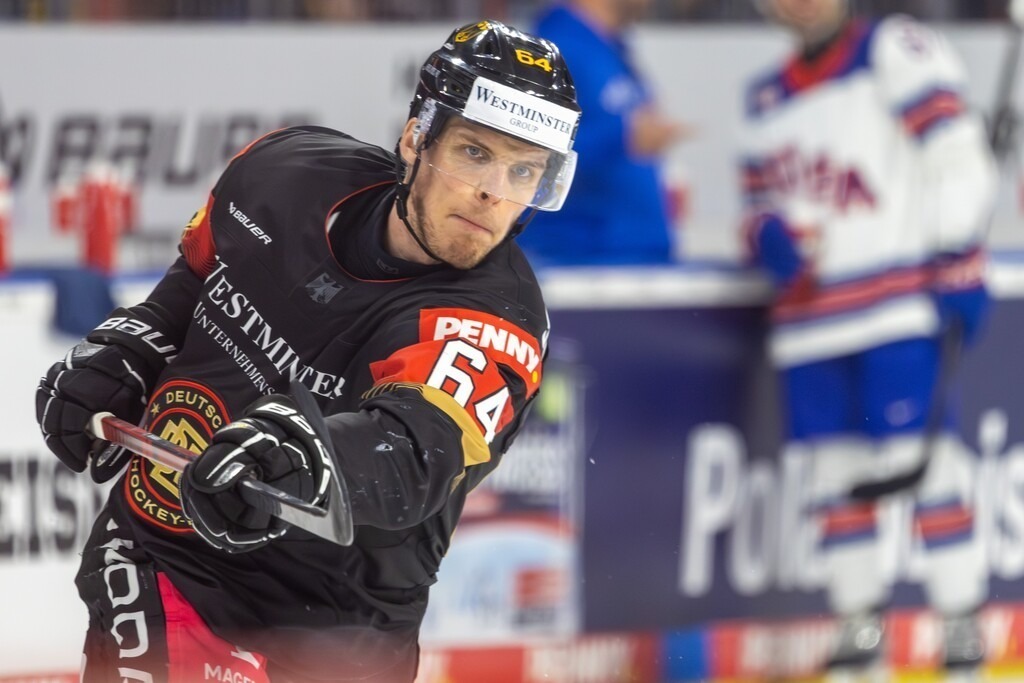 Eishockey-Länderspiel Deutschland gegen USA in Mannheim (letztes Vorbereitungsspiel vor der WM in der Schweiz) | Eishockey-Länderspiel Deutschland gegen USA in Mannheim (letztes Vorbereitungsspiel vor der WM in der Schweiz)***Marcus Weber (64, Deutschland) beim Warm-Up - Realisiert mit Pictrs.com