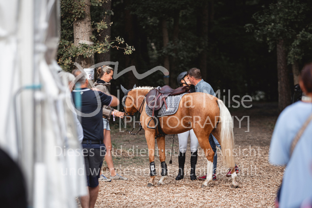 240906_BuCha_PonyA-5j-153 | Deine schönsten Turniermomente als professionelle Fotos! Entdecke hochwertige Pferdesport-Fotografie im Online-Shop. Jetzt Fotos finden & bestellen!