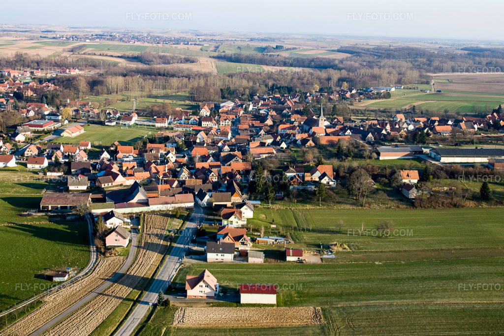 Aerial view: Rte de Steinseltz from the northwest in Riedseltz in the state Bas-Rhin, France. – Photo: IMG_17502.jpg taken on 03/21/2009 by Werner Riehm/FLY-FOTO.com – Resolution of the original: 4272 x 2848 px