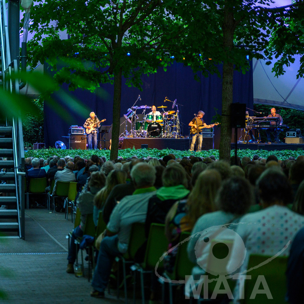 _DWI2453 | John Lees von John Lees' Barclay James Harvest live bei einem Konzert in Serenadenhof Nürnberg, 01.07.2023 - Realized with Pictrs.com