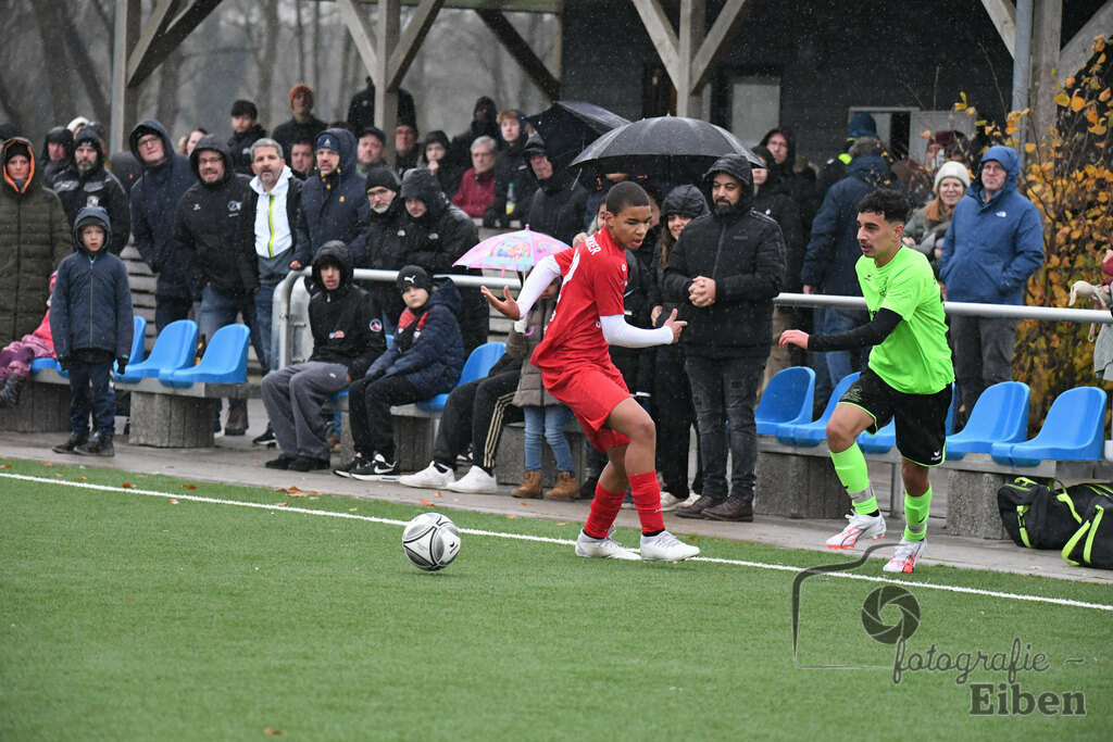 JFV Edewecht-Osnabrücker SC | C-Jugend Landesliga; JFV Edewecht (grün)-Osnabrücker SV (rot) am 18.11.2023; in Edewecht (Sportanlage Göhlenweg), Photo: Philip Eiben 2023 - Realisiert mit Pictrs.com