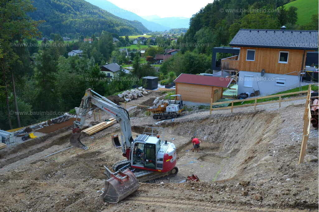 Aushub in Baugrubensohle  | Baugrube in Hanglage mit Aushubgraben in Baugrubensohle
